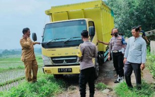 Truk Misterius Ditemukan Terparkir di Tengah Sawah Pacet, Mojokerto