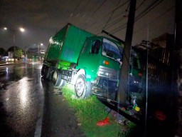 Truk Kontainer Seruduk Tiang Listrik di Taman Sidoarjo