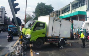 Kecelakaan Beruntun di Sidoarjo, Truck Box Tabrak Traffic Light