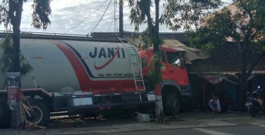 Truk Tangki Oleng Seruduk Warung di Lamongan, Sopir asal BrebesTewas