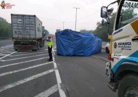 Sopir Mengantuk, Truk Bermuatan Mebel asal Jepara Terguling di Tol Sidoarjo