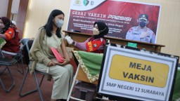 Alumni SMPN 12 Surabaya Gelar Vaksinasi Massal, Guru hingga Warga Antusias