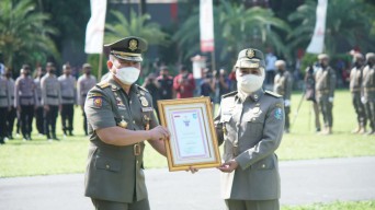 Gubernur Khofifah Terima Penghargaan Karya Bhakti Satpol PP dari Mendagri
