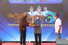 Khofifah Terima Dua Penghargaan dalam Ajang PWI Jatim Award 2022