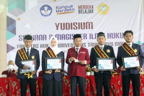 Gelar Yudisium, Fakultas Hukum UTM Nobatkan Dua Mahasiswa Jadi Lulusan Terbaik