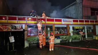 Alfamart di Jalan Diponegoro Surabaya Terbakar, Pelanggan dan Karyawan Semburat