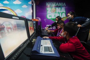 Berbagi Kebahagiaan Ramadan, QNET Ajak Anak Yatim di Surabaya Bermain
