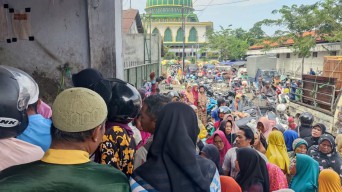 Antrean Minyak Goreng Curah Membeludak di Sampang