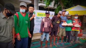 Ngabuburit Fakultas Ekonomi Unisla, Borong Nasi Boranan dan Bagikan Bansos