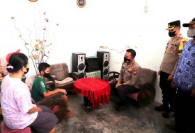Polres Kediri Beri Santunan untuk Remaja Pengidap Penyumbatan Lambung