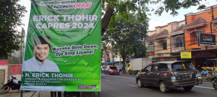 Tak Berizin, 3 Baliho Erick Thohir di Kota Pasuruan Diturunkan Satpol PP