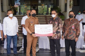 Percepatan Layani Masyarakat, Bank Jatim Serahkan CSR Pada Pemkot Surabaya