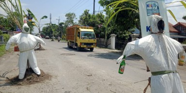 "Manusia Berbaju Hazmat" Protes Jalan Penyebab Kecelakaan di Wates Kediri