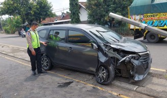Diduga Mengantuk, Mobil Warga Sidoarjo Tabrak Tiang Listrik di Jombang