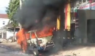 Oleng Tabrak Pagar Rumah, Mobil Suzuki Carry Muat BBM Terbakar di Banyuwangi