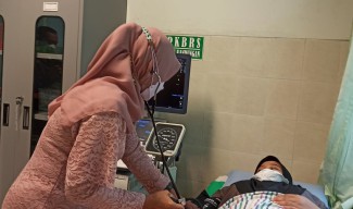 Hari Kartini, Tenaga Medis RSUD Ponorogo Kenakan Kebaya Layani Pasien