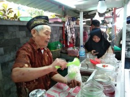Es Campur Legendaris di Kota Batu, Cocok Jadi Sajian Buka Puasa