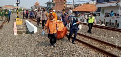 Tersandung Batu di Rel, Pria Surabaya Tewas Tertabrak Kereta Api