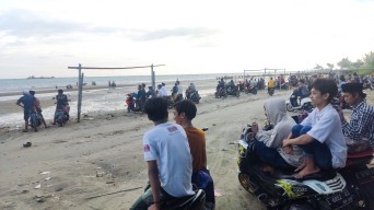 Menanti Buka Puasa di Pantai Camplong sambil Nongkrong dan Cari Kerang