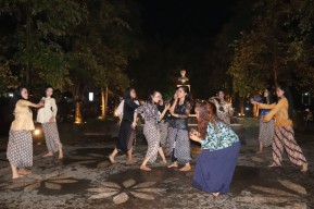 Penari Perempuan di Tulungagung Gelar Pertunjukan 4 Jam Non Stop