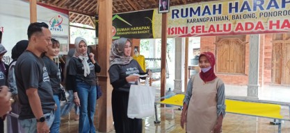 Mama-mama Muda Bagikan Sembako di Kampung Idiot Ponorogo