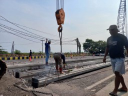 Pemasangan Girder Jembatan Lamongan Selesai, Kendaraan Bisa Lewat
