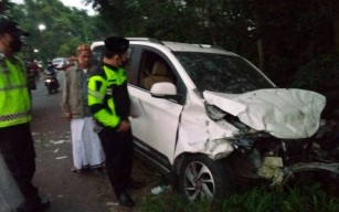 Dua Mobil Adu Moncong di Jombang, Empat Orang Terluka