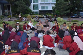 Suara Azan Sejukkan Demo di Lamongan, Mahasiswa dan Polisi Salat Berjamaah