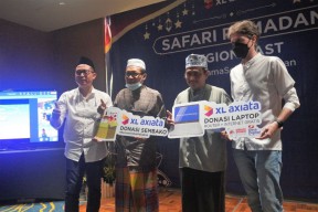 Dukung Digitalisasi, XL Axiata Bagikan Laptop ke Ponpes di Jatim hingga Sulsel