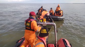 Melihat Proses Evakuasi 5 Pemancing dari Perairan Mulyorejo, Surabaya
