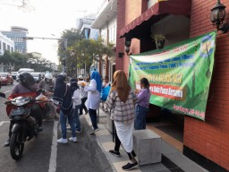 Alumni SMP PGRI 7 Surabaya Angkatan 95 Bagikan Ratusan Takjil
