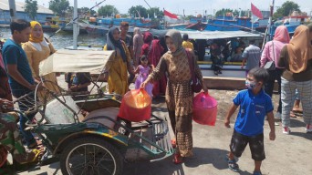 Tradisi Petolekoran, saat Warga Pulau Gili Ketapang Probolinggo Belanja Lebaran