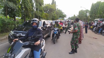 Melihat dari Dekat Aksi Kodim 0812 Lamongan Bagi-bagi Takjil di Jembatan Ngaglik