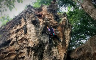 Sembari Ngabuburit, Atlet FPTI Gresik Jajal Tiga Trek Baru di Tebing Suci