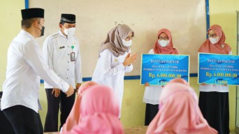 Bupati Ipuk Salurkan Insentif Rp 7,2 Miliar Pada Guru PAUD dan TK
