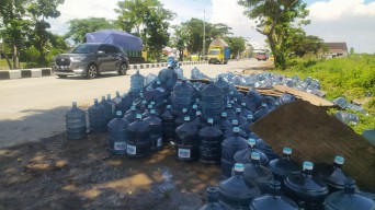 Ban Truk Tetiba Oleng, Ratusan Galon Air Berhamburan di Jalan Nasional Lamongan