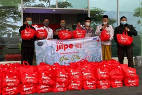 Ratusan Paket Lebaran dari JIIPE untuk Anak Yatim dan Duafa di Gresik