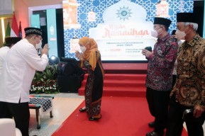 Khofifah Bagi-bagi Minyak Goreng untuk Peserta Kajian Ramadan di UMSurabaya