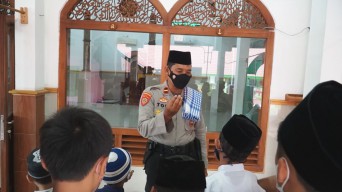 Polisi di Ponorogo Ini Ajarkan Ngaji dan Azan pada Anak-anak