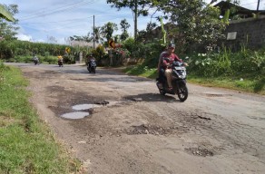 Pemudik Wajib Waspada, Masih Banyak Jalan Berlubang di Kabupaten Malang
