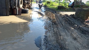 Sering Dilalui Kendaraan Besar, Jalan Alternatif di Lamongan Rusak Parah