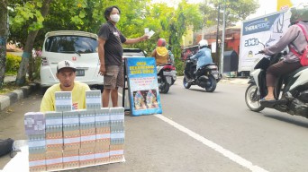 Masih Awal Ramadan, Jasa Penukaran Uang Baru Bermunculan di Lamongan