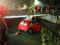 Mobil Honda Jazz Nyemplung Sungai di Surabaya, 3 Warga Sidoarjo Terluka
