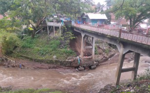 Warga Keluhkan Kondisi Jembatan Splendid Kota Malang, Pilarnya Tergerus Longsor