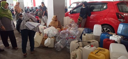 Antrean Jerigen Mengular di Operasi Minyak Goreng Curah Ponorogo