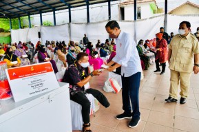 Jokowi Serahkan BLT Migor kepada 3 Juta Warga Jawa Timur