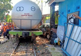 KA Bermuatan BBM Tabrak Mobil hingga Terseret 10 Meter di Kota Malang