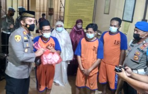 Kapolres Jombang Ajak Tahanan Buka Puasa Bersama Nikmati Sate Kambing