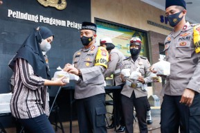 Bulan Penuh Berkah, Kapolres Jombang Bagikan Takjil