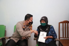 Beri Santunan Mbah Poninten yang Kalahkan Jambret, Kapolres Kediri: Saya Salut!